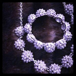 Fashion jewelry necklace and bracelet set